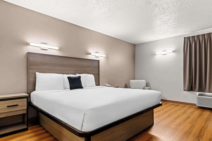 1 King Bed (8 of 9)