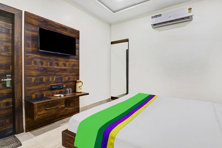Room 10 of 29