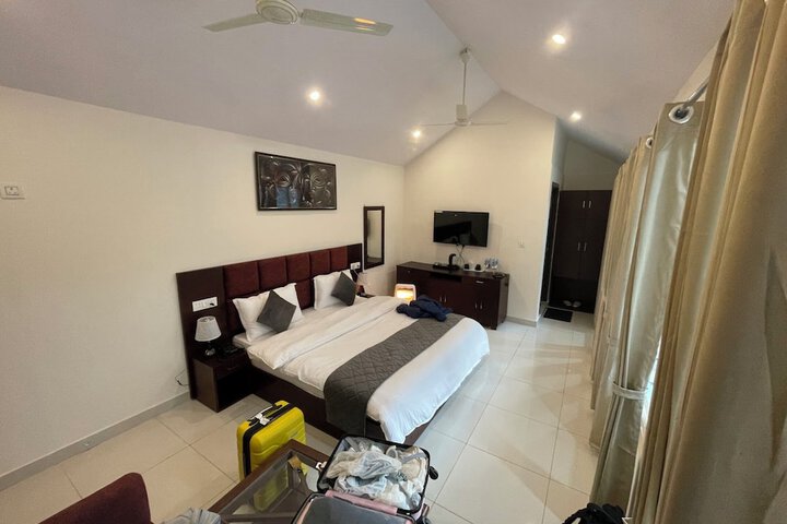 Room 6 of 16