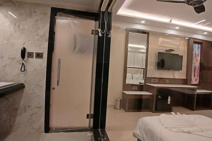 Room 11 of 17