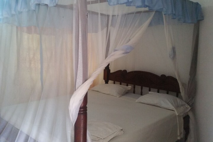 Room 4 of 12