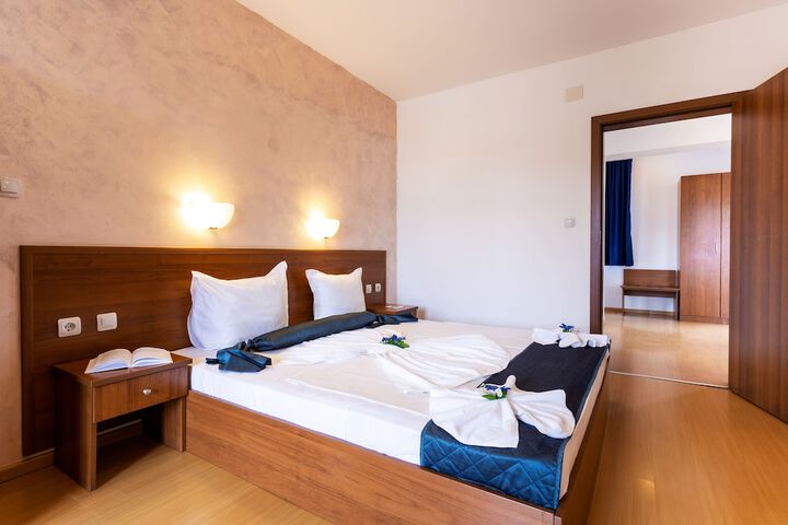 Room 3 of 77