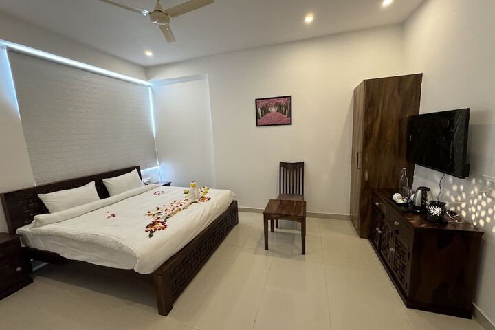 Room 5 of 11
