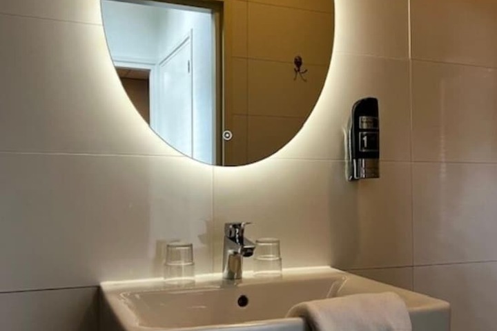 Room 15 of 34