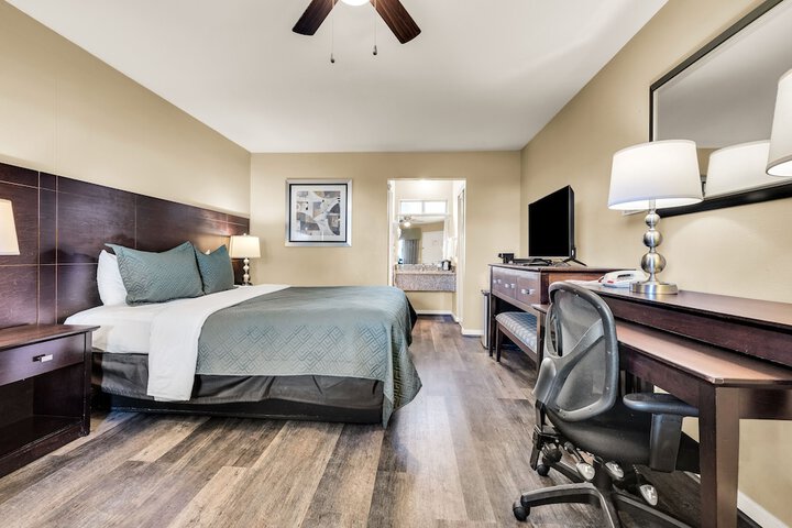 1 King Bed (4 of 13)