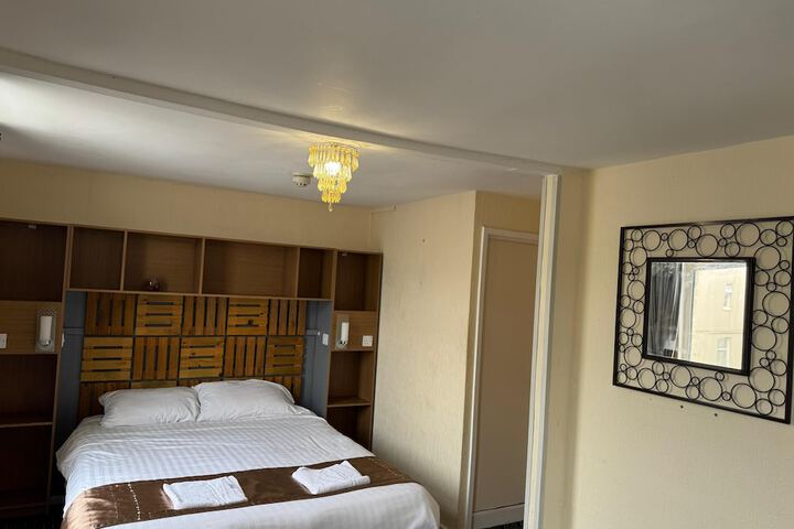 Room 7 of 156