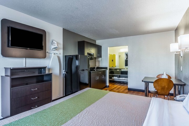 Deluxe Room 1 Queen Bed Kitchenette (5 of 24)