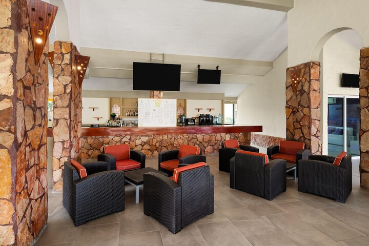Lounge 87 of 112