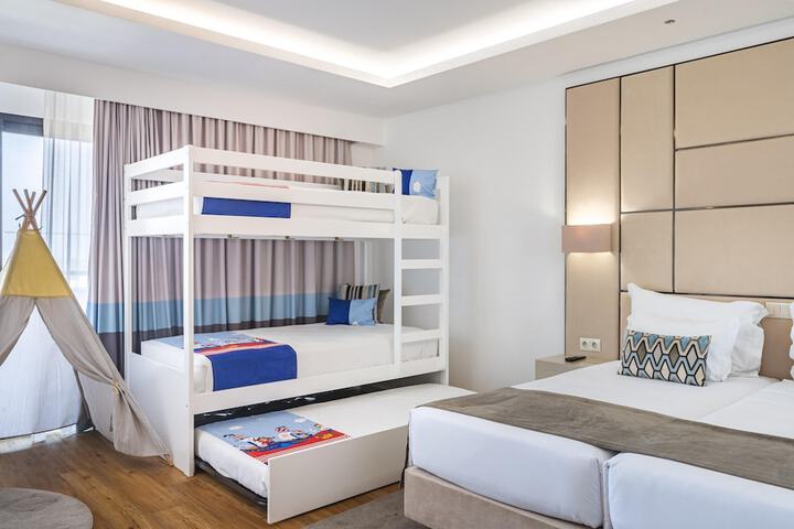 Room 12 of 126