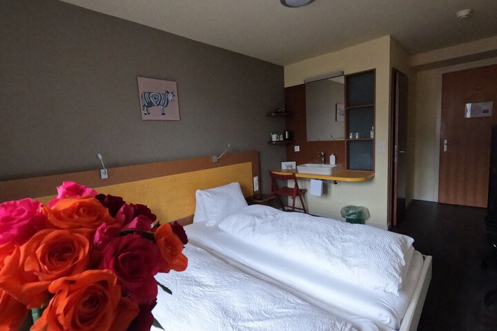 Room 5 of 173