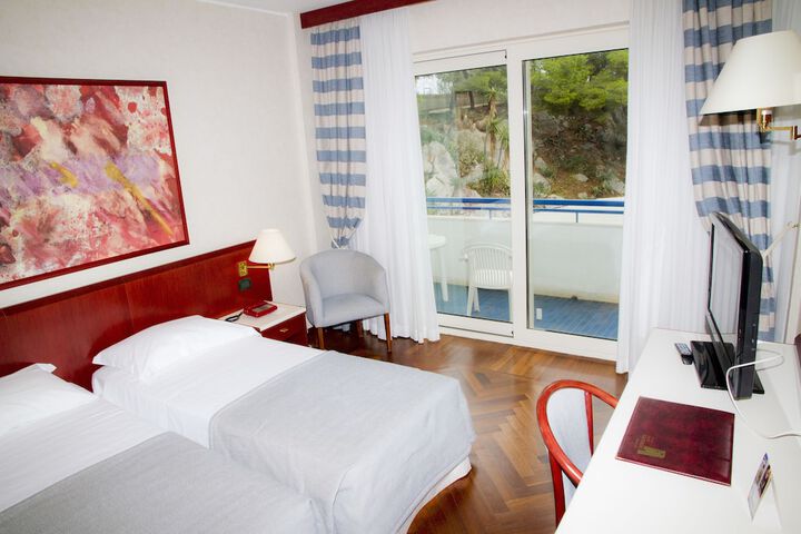 Room 6 of 72