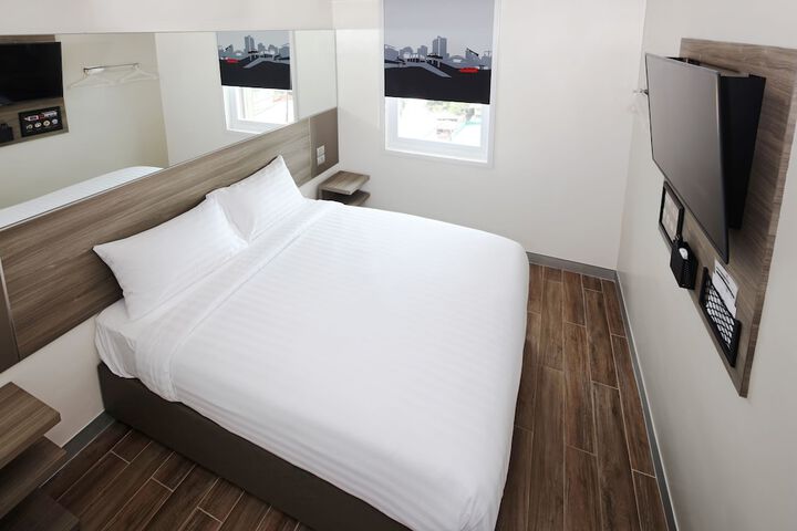 Room 11 of 32