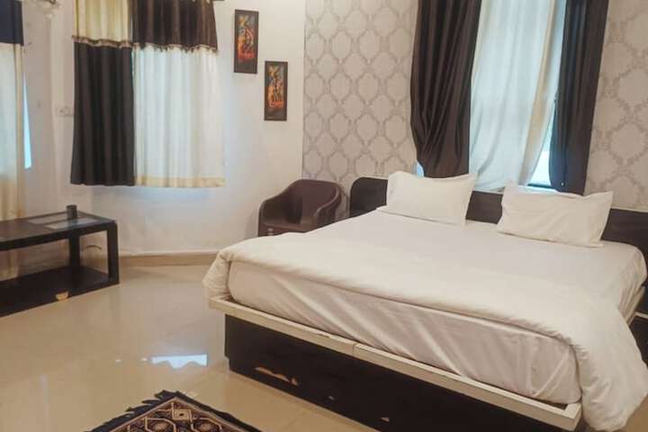 Room 10 of 33