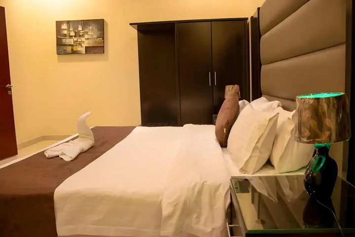Room 5 of 9