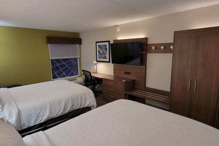 2 Queen Beds (3 of 10)