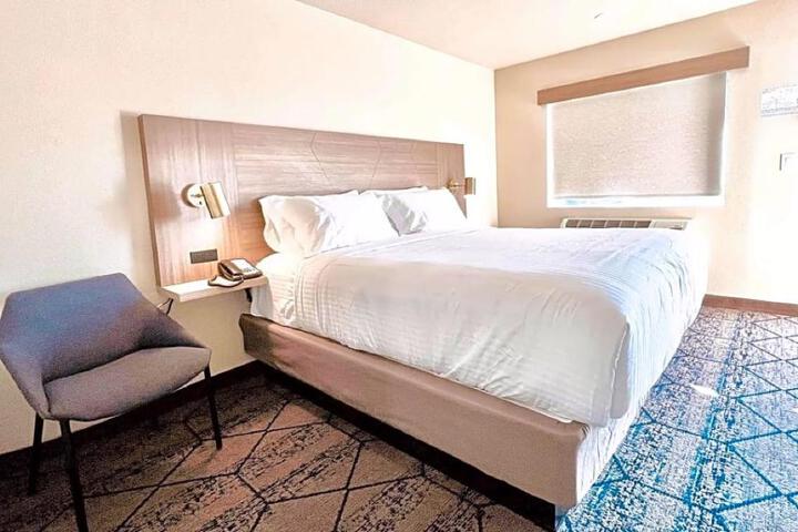 1 King Bed (4 of 14)