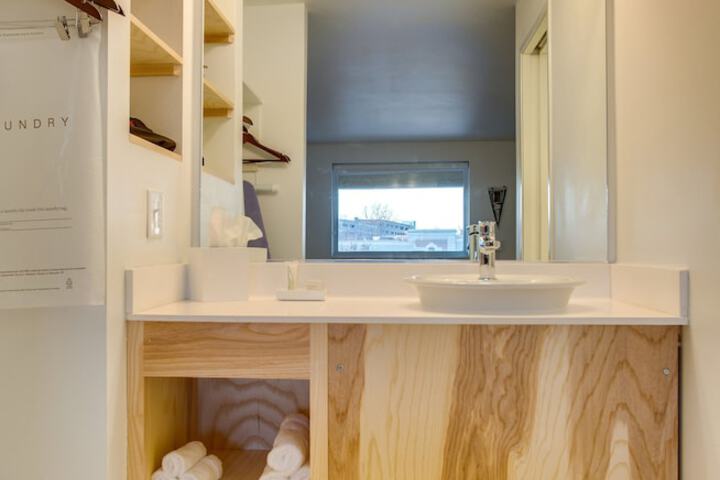 Exterior Flat Queen Bed (6 of 17)