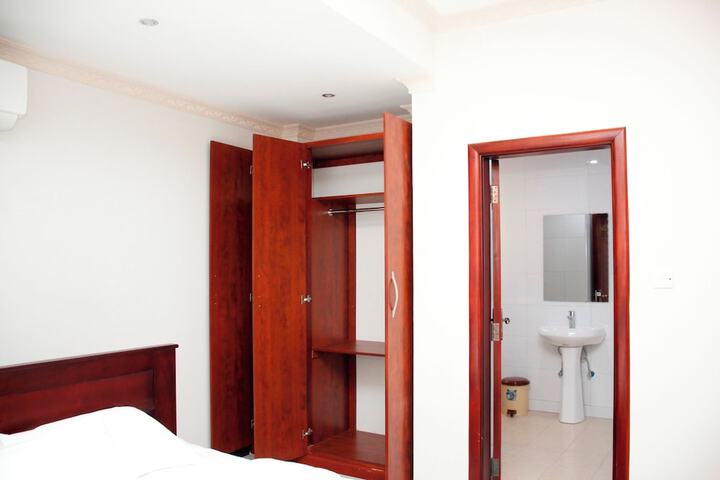 Room 53 of 117