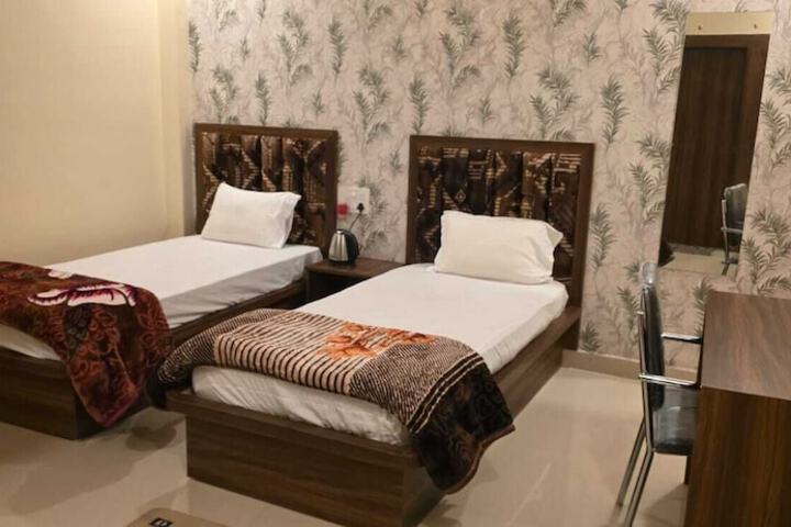 Room 4 of 5