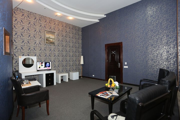 Room 6 of 16