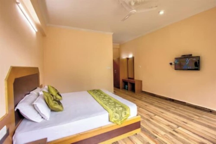 Room 4 of 8