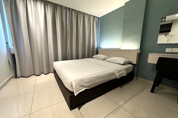 Room 8 of 33