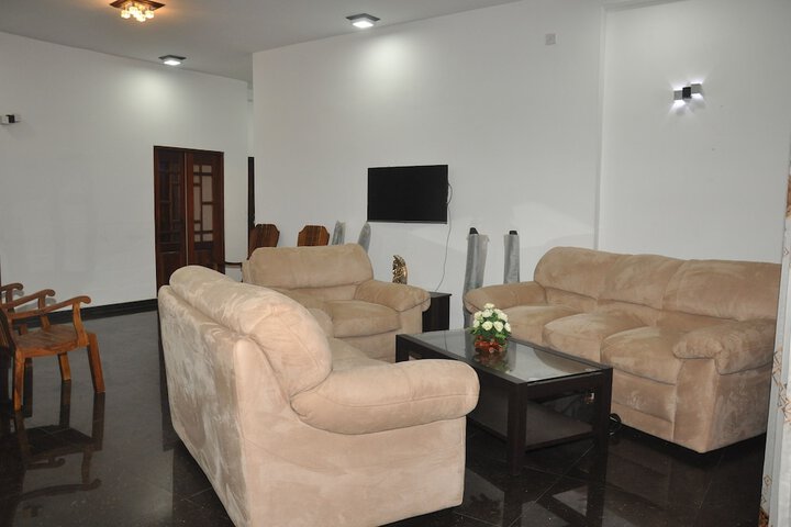 Room 6 of 12