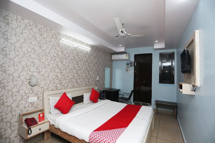 Room 10 of 32