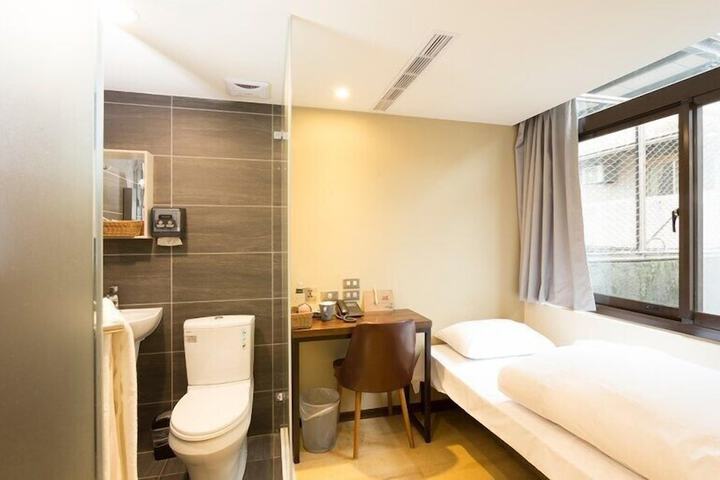 Room 10 of 32