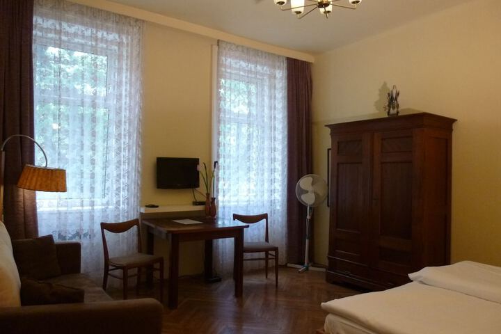 Room 14 of 108