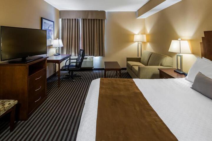 1 King Bed Modern Design Sofa Bed Microwave and Refrigerator High Speed Internet Accessible Work Desk Full Breakfast (9 of 13)