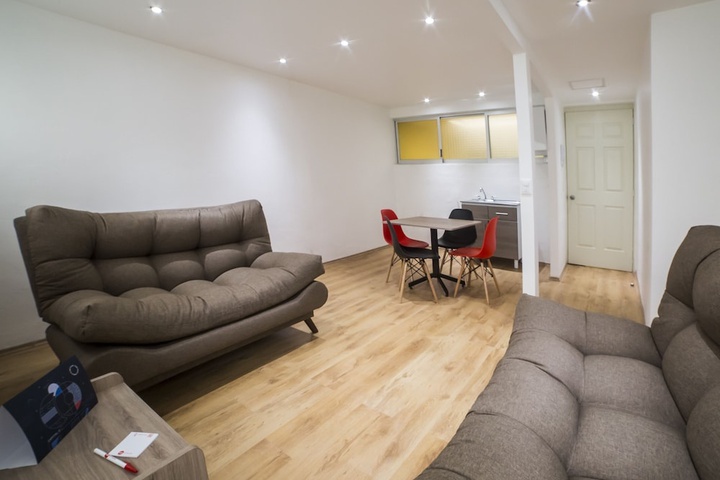 Room 6 of 13