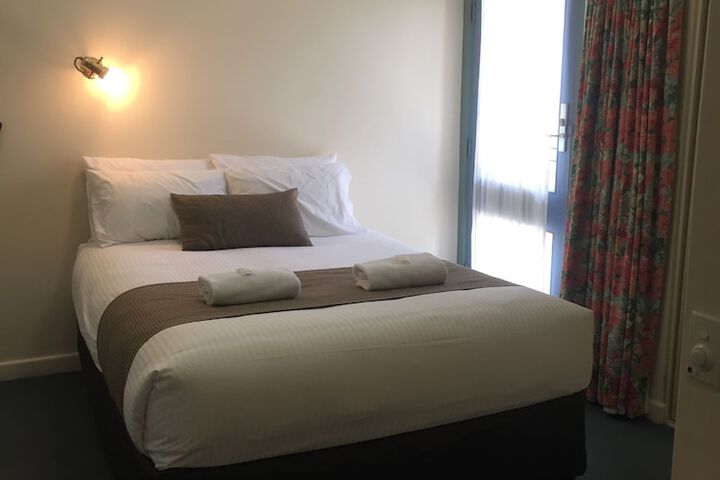 Room 9 of 42