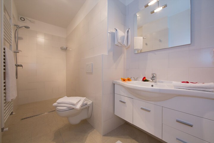 Room 12 of 27
