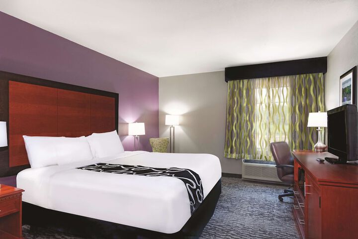 1 King Bed (3 of 17)
