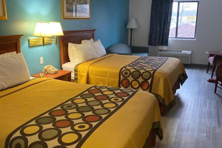 1 Queen Bed (15 of 22)