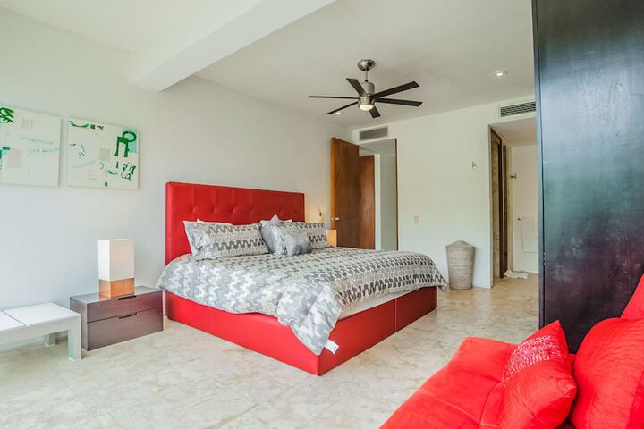 Room 4 of 96