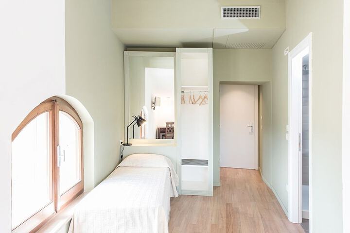 Room 8 of 93