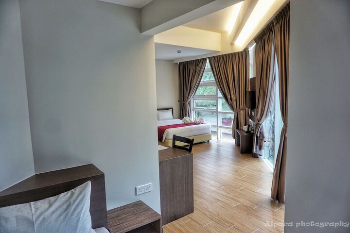 Room 8 of 33