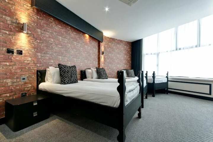 Room 32 of 39