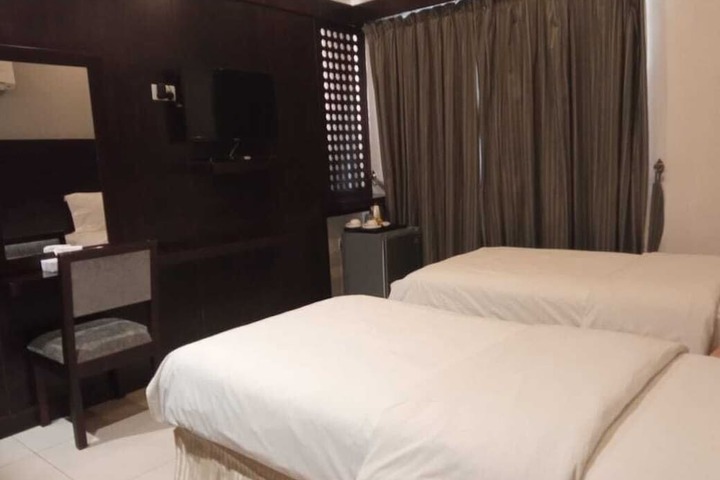 Room 6 of 15