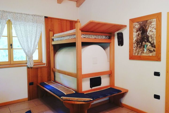 Room 8 of 12