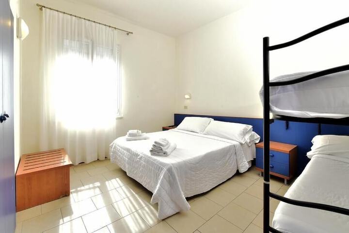 Room 8 of 32