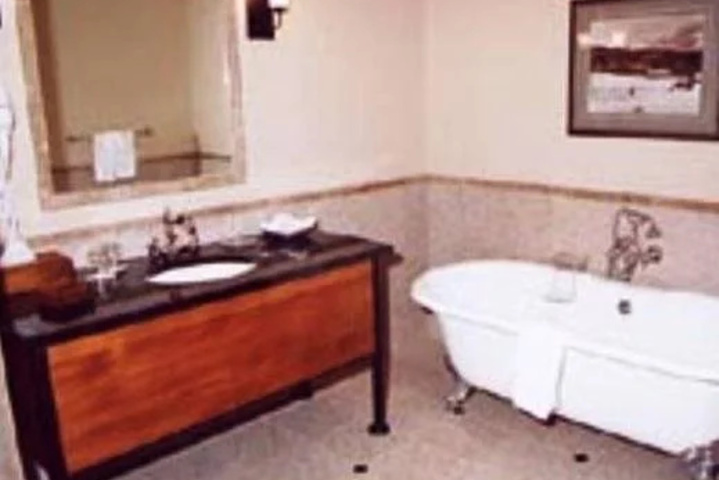 Room 5 of 8