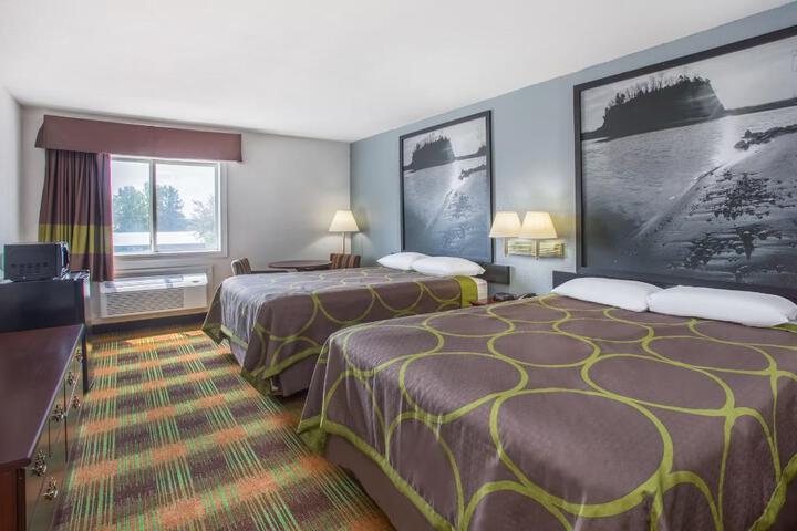 2 Queen Beds (9 of 10)