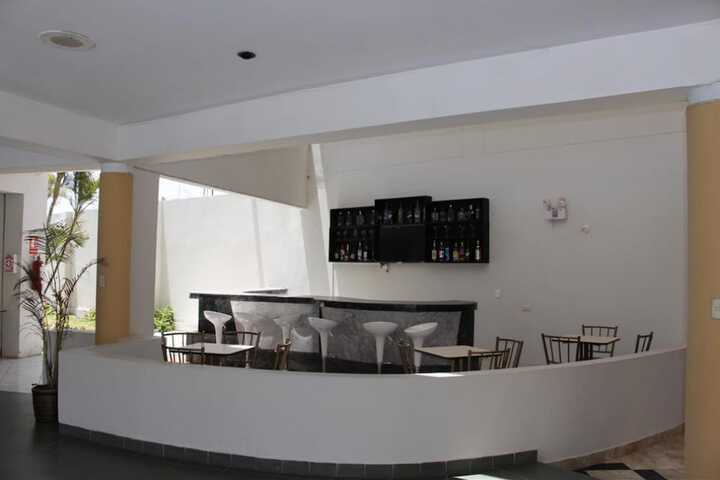 Lounge 23 of 25
