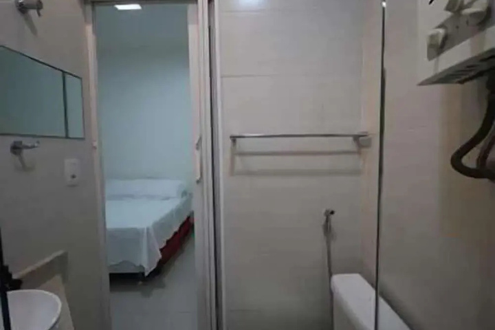 Room 6 of 10
