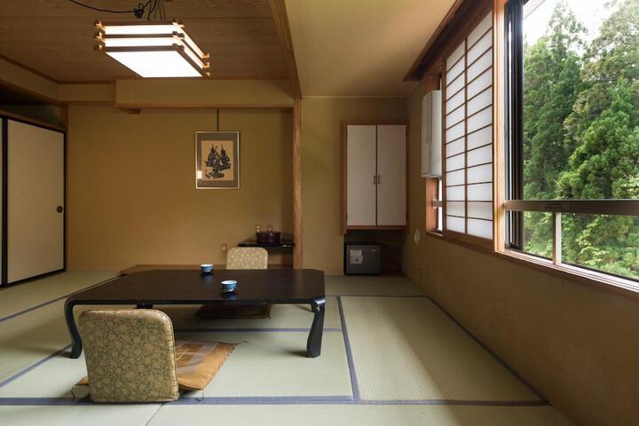 Room 12 of 33