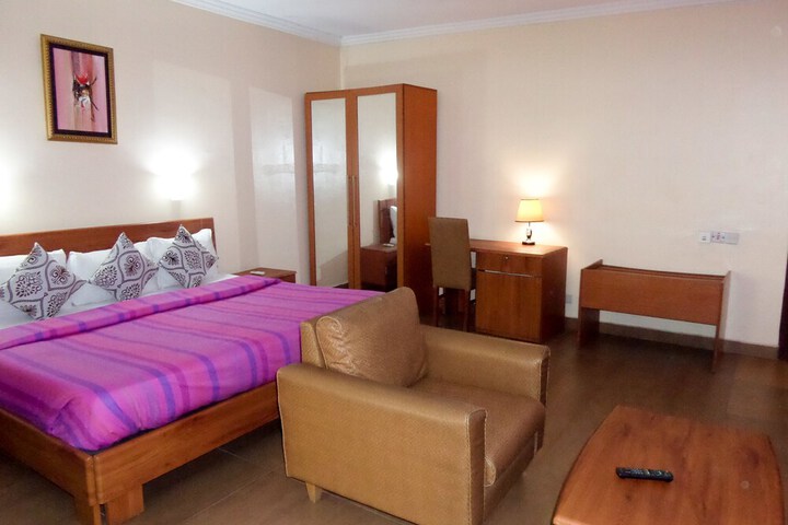 Room 4 of 33