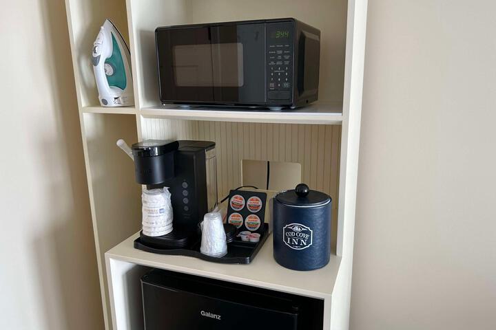 1 King Bed Sofa Bed Work Desk Work Space Refrigerator, Coffee and Tea Maker Continental Breakfast (5 of 5)